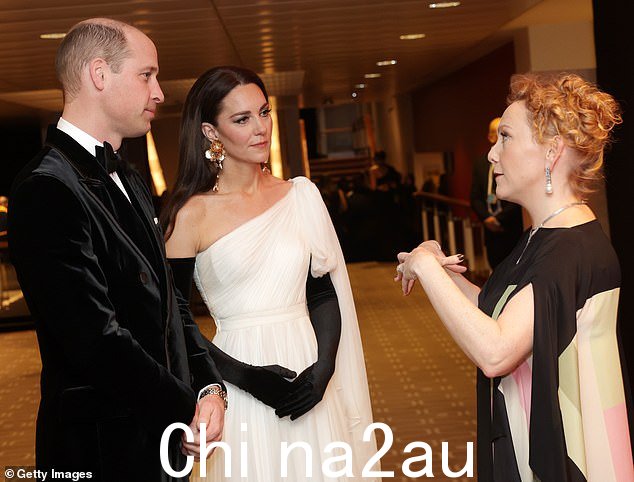 这对夫妇参加活动时,他们与 BAFTA 电影委员会主席 Anna Higgs 进行了交谈