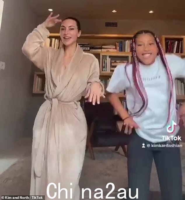 Wrap:Kim 和 North 在他们的客厅里跳上跳下的视频