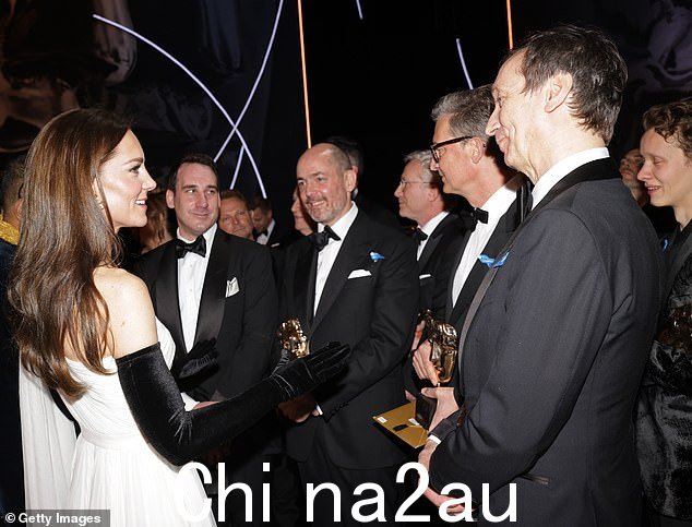 在皇家节日音乐厅举行的 2023 年 EE BAFTA 电影奖颁奖典礼后,这位三个孩子的王室母亲与 Volker Bertelmann 进行了交谈