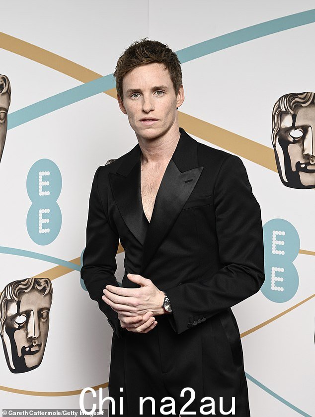 摆个姿势:Eddie 准备参加今晚的 BAFTA,希望为自己在《好护士》中的角色赢得男配角奖