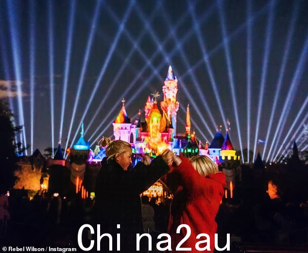 庆祝他们的爱情:这位女演员还分享了她在迪士尼乐园旅行期间拍摄的两张照片,其中第一张展示了她与现在的未婚妻共度美好时光