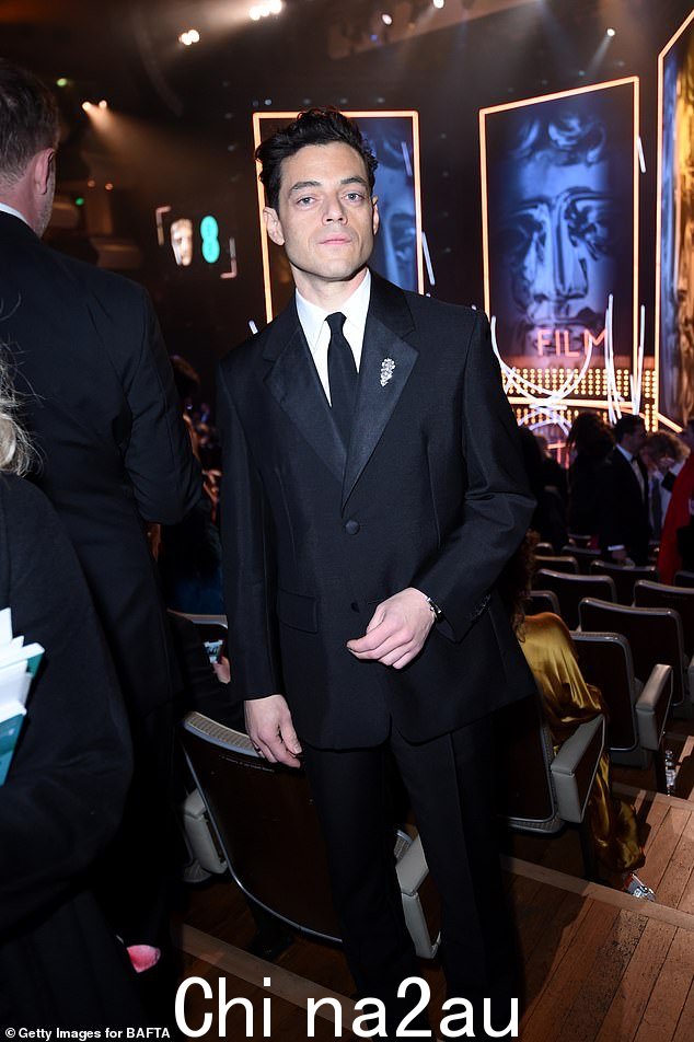 看起来不错:Rami Malek 身穿黑色晚礼服,搭配一条相配的领带和一件白衬衫,看起来很整洁