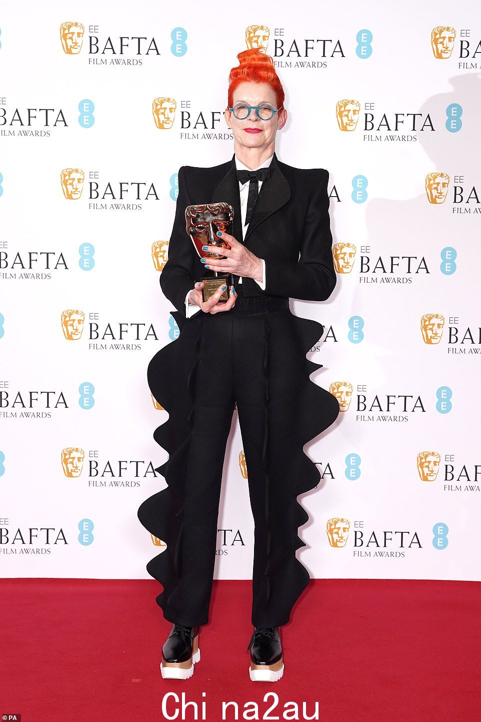 太棒了!传奇服装设计师桑迪·鲍威尔 (Sandy Powell) 获得了著名的 BAFTA 奖学金,他为历史上一些最具标志性的电影设计了服装
