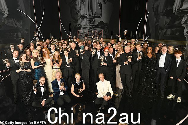 说奶酪!仪式结束后,所有获奖者都拿着奖品回到舞台上,合影留念