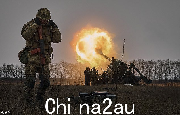 乌克兰士兵向乌克兰东部巴赫穆特市附近的俄罗斯阵地开火