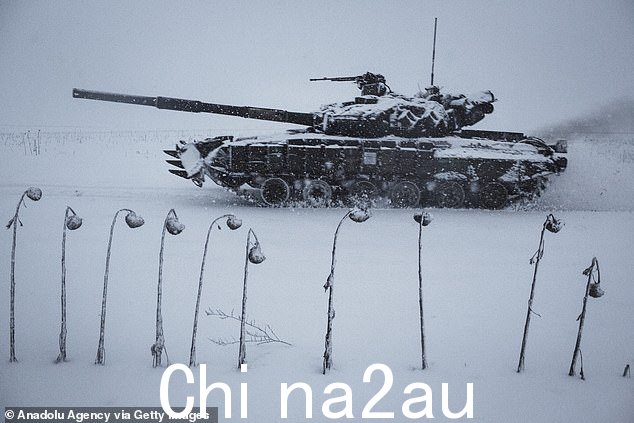2023 年 2 月 18 日,在乌克兰顿巴斯的俄乌战争中,随着军事机动的继续,一辆乌克兰坦克在白雪覆盖的道路上行驶