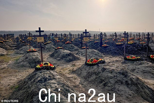 俄罗斯 Bakinskaya 村附近的一座墓地中的数十座瓦格纳集团战士的坟墓