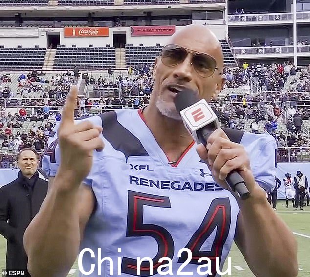 慷慨激昂:50 岁的 XFL 共同所有人 Dwayne 'The Rock' Johnson 在 Vegas Vipers 和星期六在德克萨斯州阿灵顿的阿灵顿叛徒