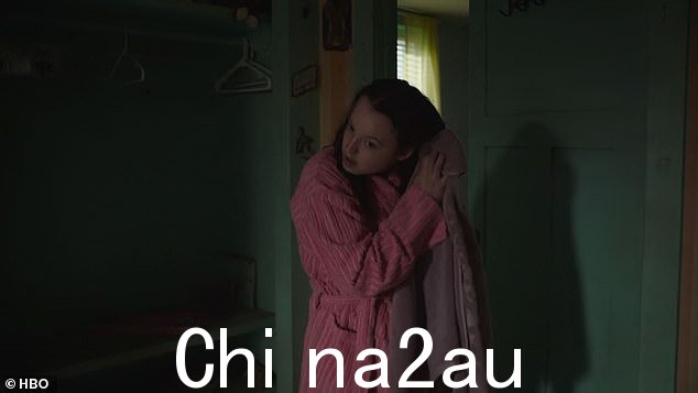 淋浴间:Ellie 在她的房间里,穿着长袍从淋浴间出来,这时她看到一张纸条,上面写着“我在街对面”