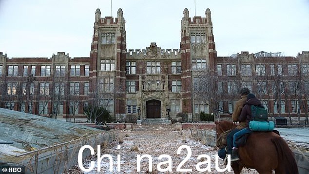 College:他们骑车穿过一个废弃的大学校园,正如 Joel 所说,大学的意义在于,'我认为这与参加其他任何活动一样,都是为了聚会和寻找自我。弄清楚他们想用自己的生活做什么'