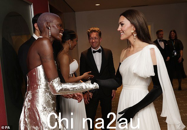 评论整体妆容时,劳拉·凯 (Laura Kay) 谈到威尔士王妃时说:“她看起来快乐而自信。”