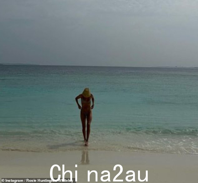 揭示:该模特分享了她在时髦海滩度假时的照片库,其中一张是她穿着比基尼从海中出现的照片