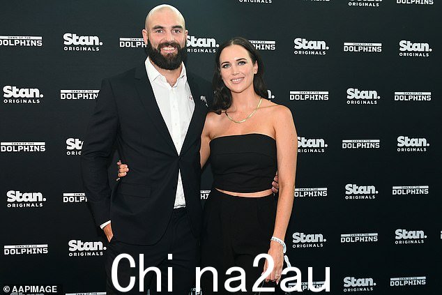 Jesse 也加入了队友 Mark Nicholls,他穿着黑色西装和白色衬衫参加活动