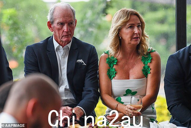 海豚教练韦恩贝内特和他的搭档戴尔凯奇在活动中与其他客人聊天