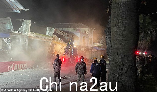 今天发生 6.4 级地震后,紧急工作人员正在探索哈塔伊安塔基亚区倒塌的建筑物