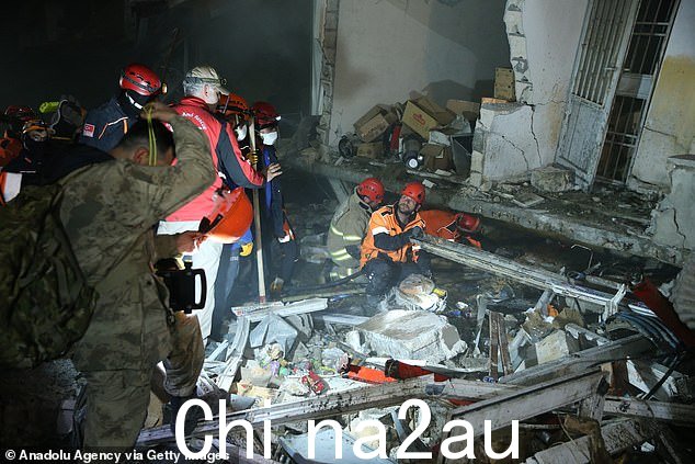 人员在安塔基亚一座倒塌的建筑物内进行搜救