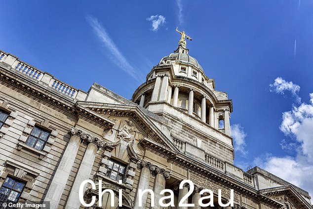 一名自称“极右永远不会错”的新兵在收到如何在手机上制作炸弹的说明后面临牢狱之灾