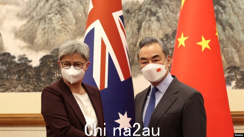 澳大利亚外长黄英贤2022年12月21日，在北京会见中国外交部长王毅。（路透社转发）
