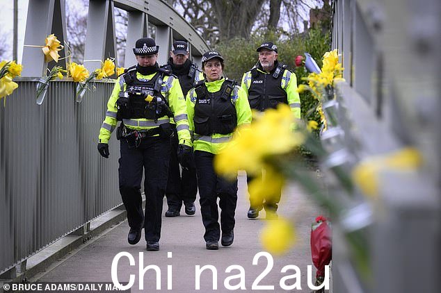 昨日从河中打捞出一具尸体后,警察走过兰奇河畔圣迈克尔桥
