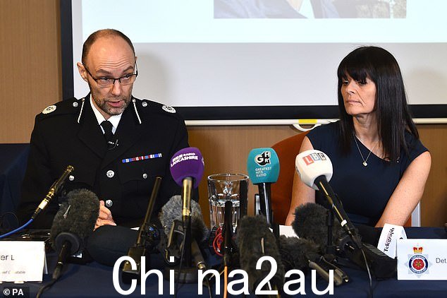 助理警长 Peter Lawson(左)和兰开夏郡警局侦探警司 Rebecca Smith 于 2 月 15 日更新媒体信息,警方继续搜寻 45 岁的 Nicola Bulley