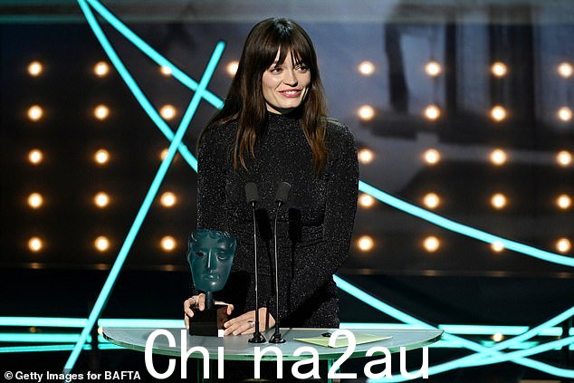 恭喜!在银幕上取得巨大成功的同时,艾玛还被评为 BAFTA 的 2023 年新星,这是她职业生涯中另一个令人印象深刻的里程碑