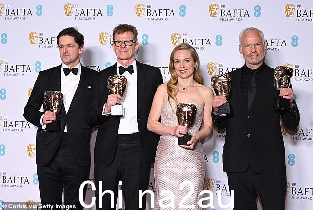 做得好:(从左到右)制片人 Peter Czernin 和 Graham Broadbent、Kerry Condon 以及编剧兼导演 Martin McDonagh 在周日晚上的 BAFTA 颁奖典礼上与最佳电影奖合影留念。 =