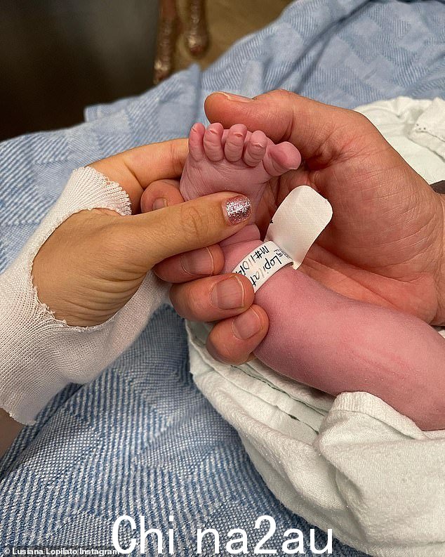 父母:这对夫妇在去年 8 月迎来了一个名叫 Cielo Yoli Rose 的女儿,并分享了另一个 3 岁的女儿 Vida 和 6 岁的儿子 Elias 和 Noah