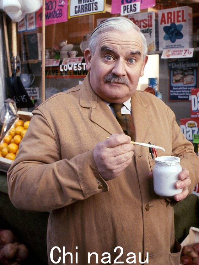 关闭nsive:他将主持人与 1970 年代和 80 年代情景喜剧中罗尼·巴克 (Ronnie Barker) 的角色阿克莱特 (Arkwright) 进行了比较,后者被描述为有喜剧效果的口吃” class=