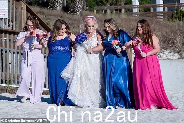 甜蜜重逢:June 的四个女儿 Anna 'Chickadee' Cardwell、Alana 'Honey Boo Boo' Thompson、Lauryn 'Pumpkin' Efird 和 Jessica 'Chubbs' Shannon(从左到右)和参加了婚礼,因为他们五个人多年来第一次在一起