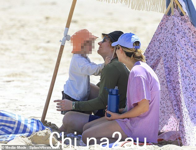 甜蜜:Ed Sheeran 看起来每一寸都是溺爱的父亲,因为人们看到他与妻子 Cherry Seaborn 和他们的两个孩子在澳大利亚的海滩上度过了愉快的一天