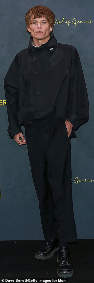 当乔丹穿着 Moncler 的黑色漏斗领夹克和裤子拍照时,他凹陷的五官和突出的颧骨很难被忽视。(活动照片)