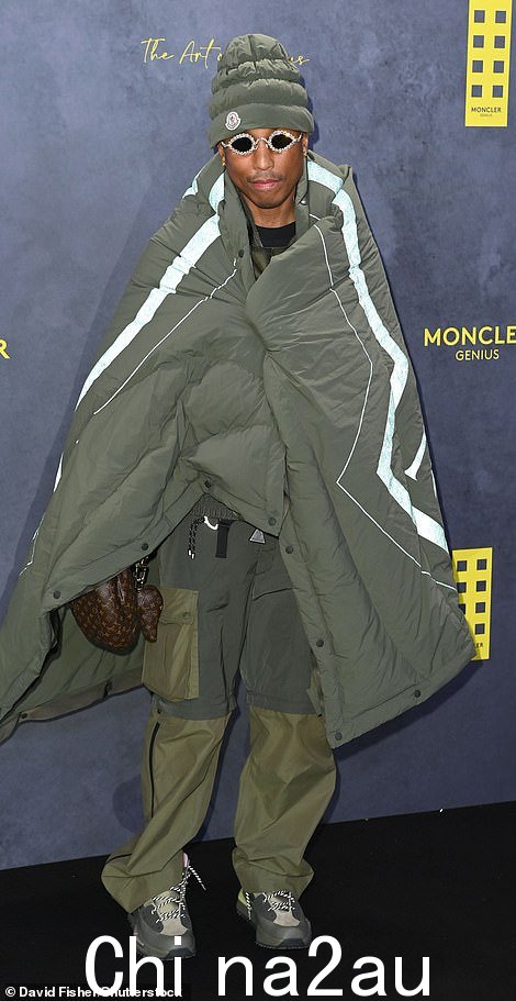 保持舒适! Pharrell 裹在 Moncler 毯子里,盖住他的工装裤和运动鞋
