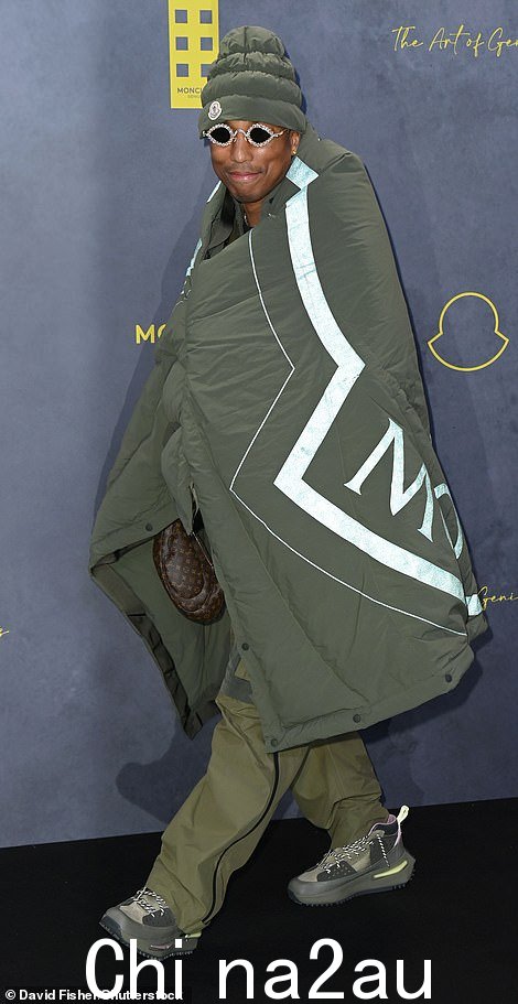 保持舒适! Pharrell 裹在 Moncler 毯子里,盖住他的工装裤和运动鞋