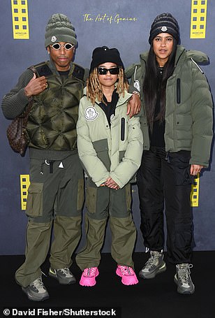家庭支持:Pharrell 由他的妻子 Helen Lasichanh 和他们的儿子 Rocket Ayer Williams 加入