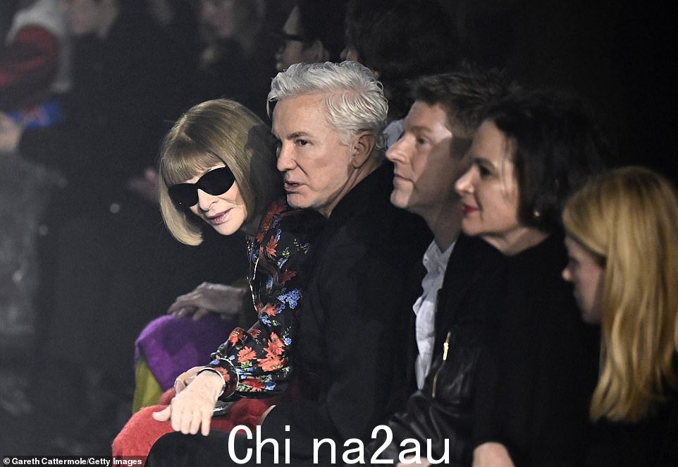 明星云集:Anna Wintour、Baz Luhrmann 和 Christopher Bailey 坐在节目的前排