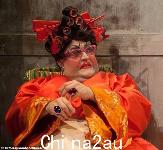 在他获胜期间,父亲正在米尔福德港的火炬剧院扮演睡美人中的哑剧贵妇