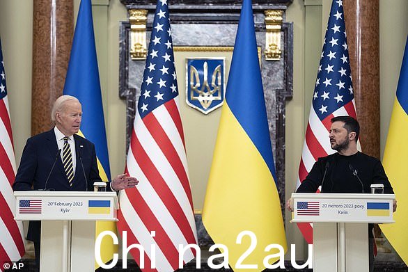 美国总统乔·拜登(左)在马林斯基宫与乌克兰总统沃洛德米尔·泽连斯基 (Volodymyr Zelenskyy) 旁边发表声明,这是一次未经宣布的访问,周一,乌克兰基辅。 2023 年 20 日。(美联社照片/Evan Vucci)