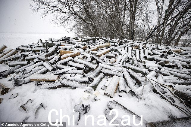 弹药被视为乌克兰士兵准备向美国开火前线的“M109”自行榴弹炮,2 月 17 日在乌克兰顿涅茨克州