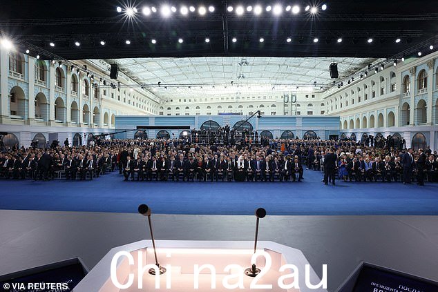 与会者等待俄罗斯总统弗拉基米尔普京于 2023 年 2 月 21 日在俄罗斯莫斯科向联邦议会发表年度讲话