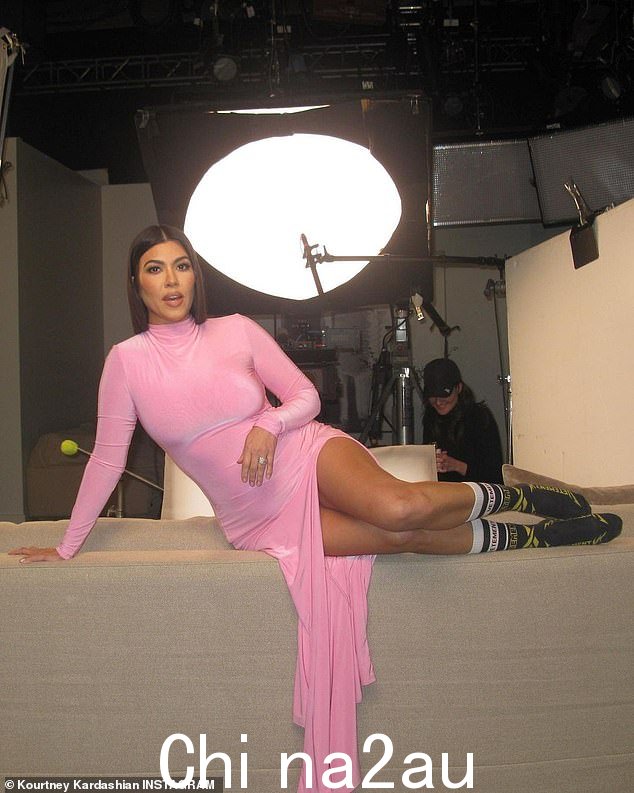 特殊外观:与 Kim 一起,她的姐姐 Kourtney 也分享了一张 Instagram 照片系列去年 10 月,她拍摄了第三季