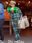 哈莉·贝瑞 (Halle Berry) 身穿绿色格子连体衣，拎着 7 Up 和杂货市场的一袋袋杂货
