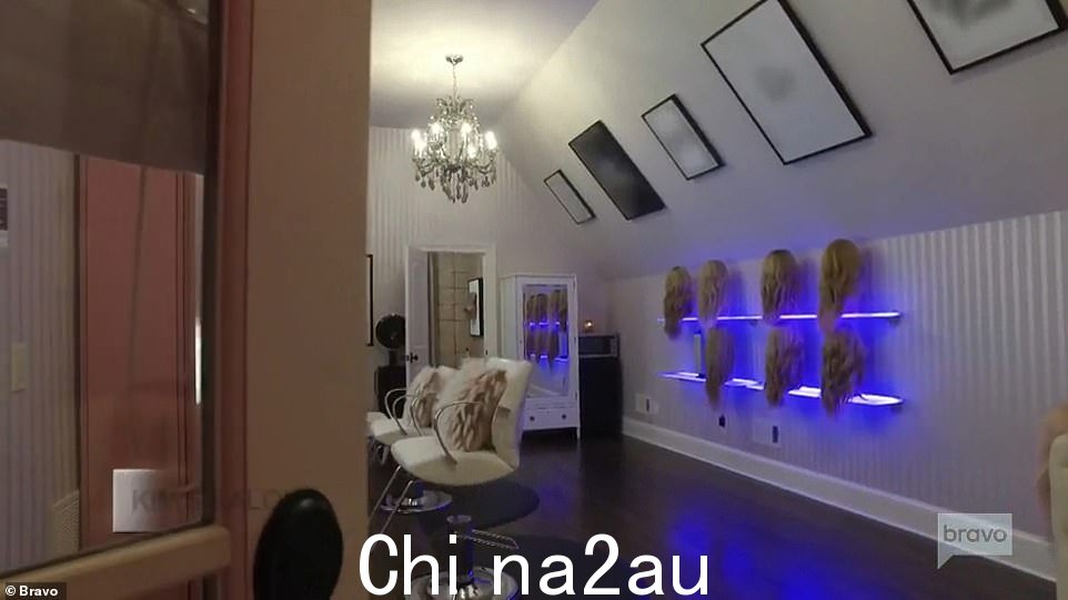 花哨:沙龙装饰着定制的白色化妆椅,霓虹灯假发和枝形吊灯