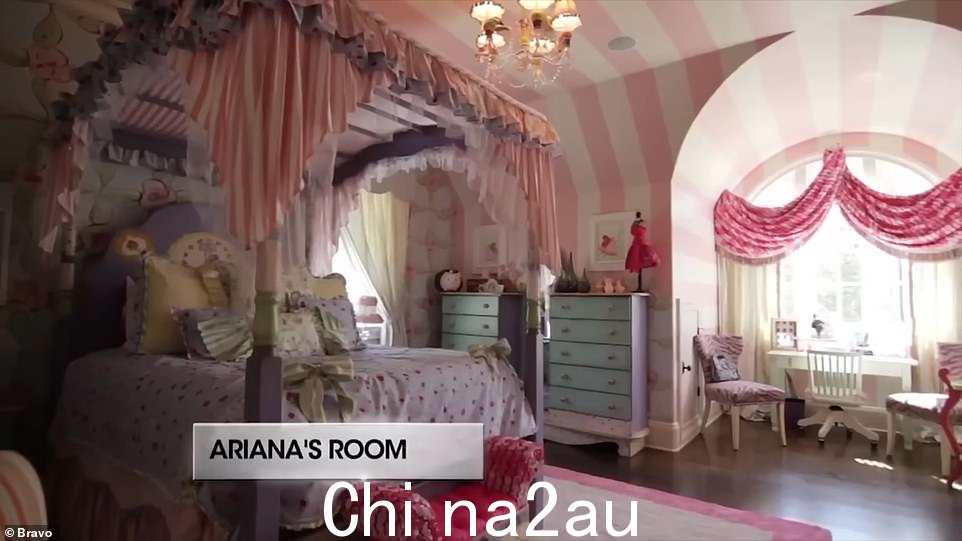 最重要的是:她的 d augher Ariana 的房间最初是亮粉色和淡紫色