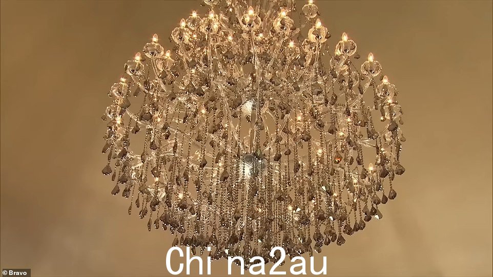 闪耀时刻:好莱坞厅设有 8 英尺乘 7 英尺的枝形吊灯