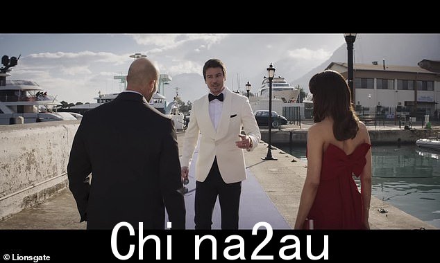 Calm:Orson、Sarah 和 Danny 穿着黑色领带正装前往派对,他们试图让 Danny 冷静下来,正如 Sarah 所说,‘你是演员. Act'