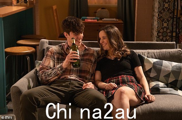 令人震惊:在接下来的场景中,明显喝醉了的 Amy 前往她的卧室并开始脱衣服,但承认她感到恶心并翻了个身,而 Aaron 继续亲吻她