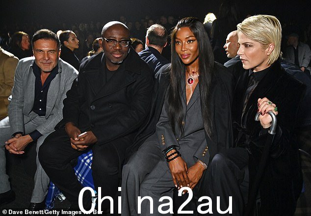 前排工作人员:在忙碌的一天收拾行李,她还与(从左到右)Andre Balazs、Edward Enninful 和 Selma Blair 一起参加了在肯宁顿公园举行的 Burberry 2023 秋冬时装秀