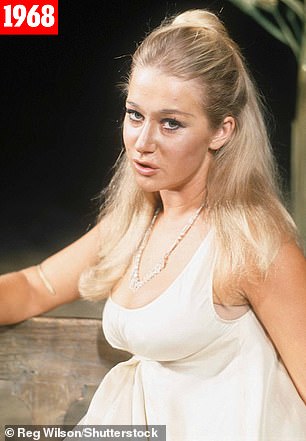 她就在那里:她的样子让人想起 1968 年她在剧院工作时的样子