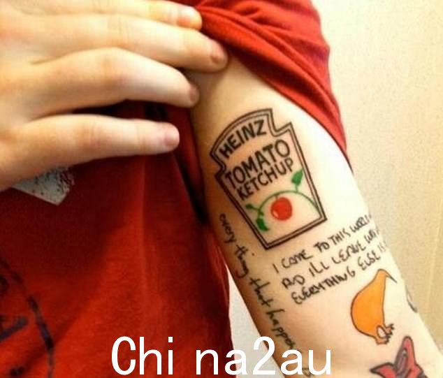 Tatt 很好:Ed 非常喜欢酱汁,他在手臂上纹了番茄酱标签