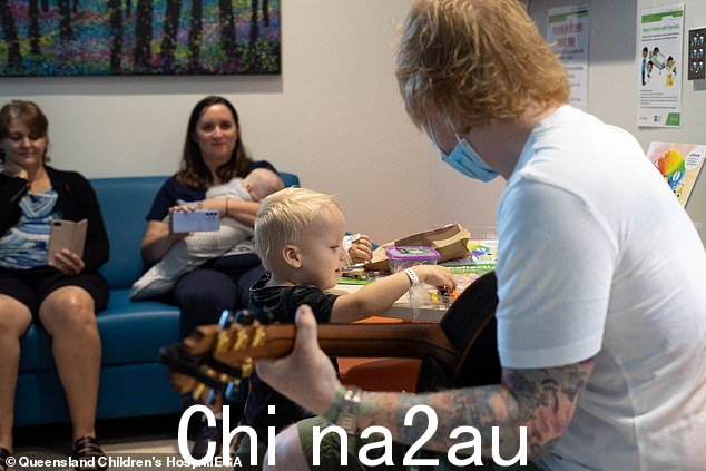 Ed Sheeran 周一在布里斯班昆士兰儿童医院为患者和工作人员表演,证明了他有一颗金子般的心